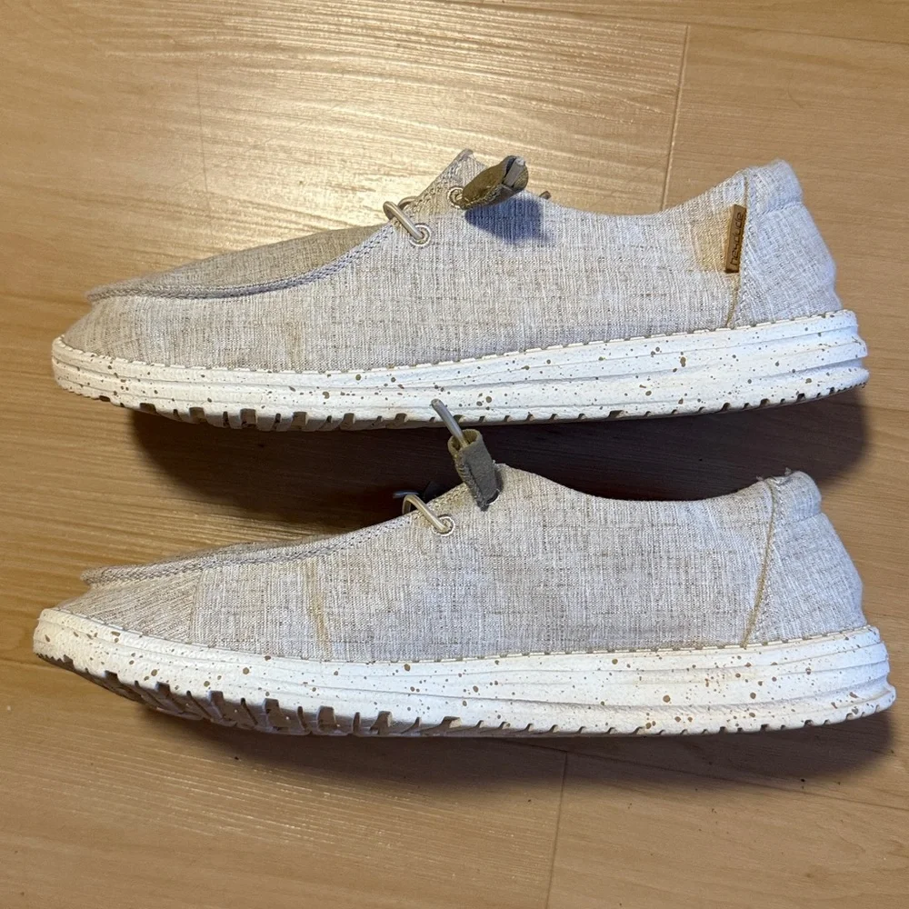 HEY DUDE WOMENS WENDY CHAMBRAY WHITE NUT SLIP ON WALKING SHOE SIZE: 10